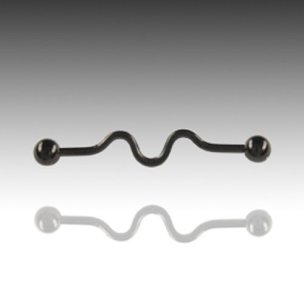 schwarzer industrial piercing barbell im wellen design